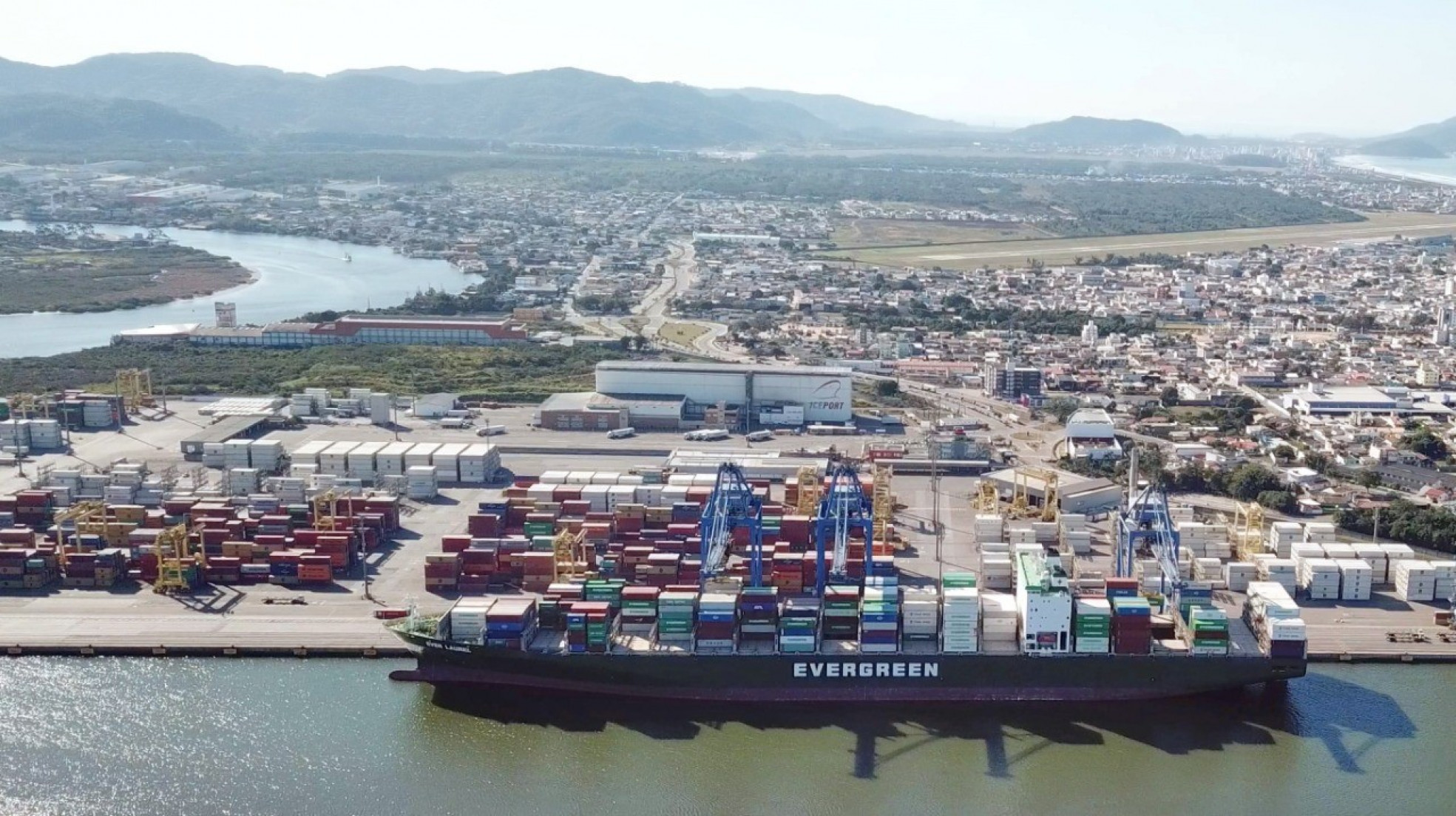 Implementação da tarifa anunciada nesta quarta, de 50%, compromete a competitividade dos produtos catarinenses, analisa a FIESC