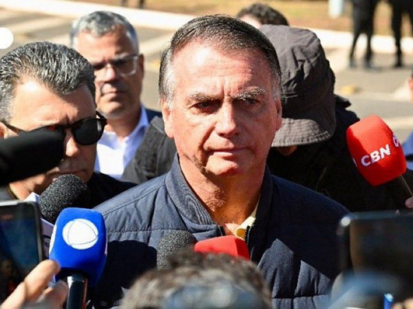 Bolsonaro fez uma rápido pronunciamento à imprensa após a colocação da tornozeleira eletrônica, na manhã desta sexta-feira, 18