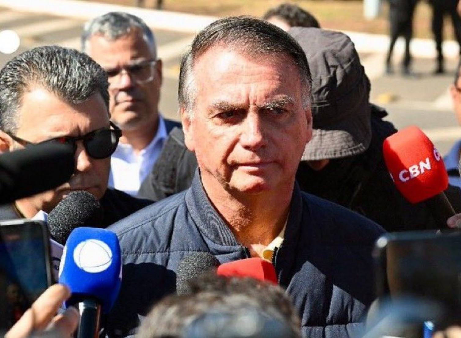 Bolsonaro fez uma rápido pronunciamento à imprensa após a colocação da tornozeleira eletrônica, na manhã desta sexta-feira, 18