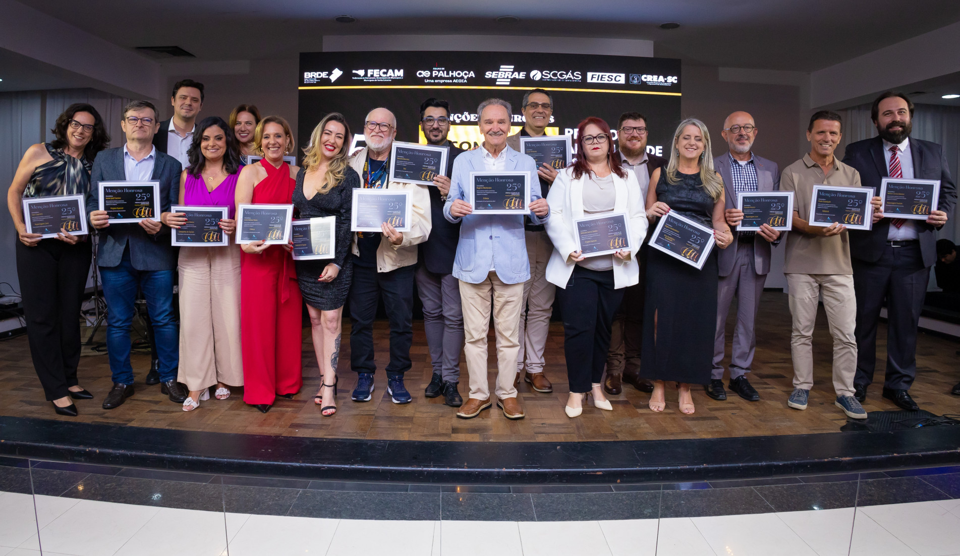 Membros da Comissão Julgadora da edição de 2024 do Prêmio Adjori/SC de Jornalismo, presentes na solenidade de entrega de troféus