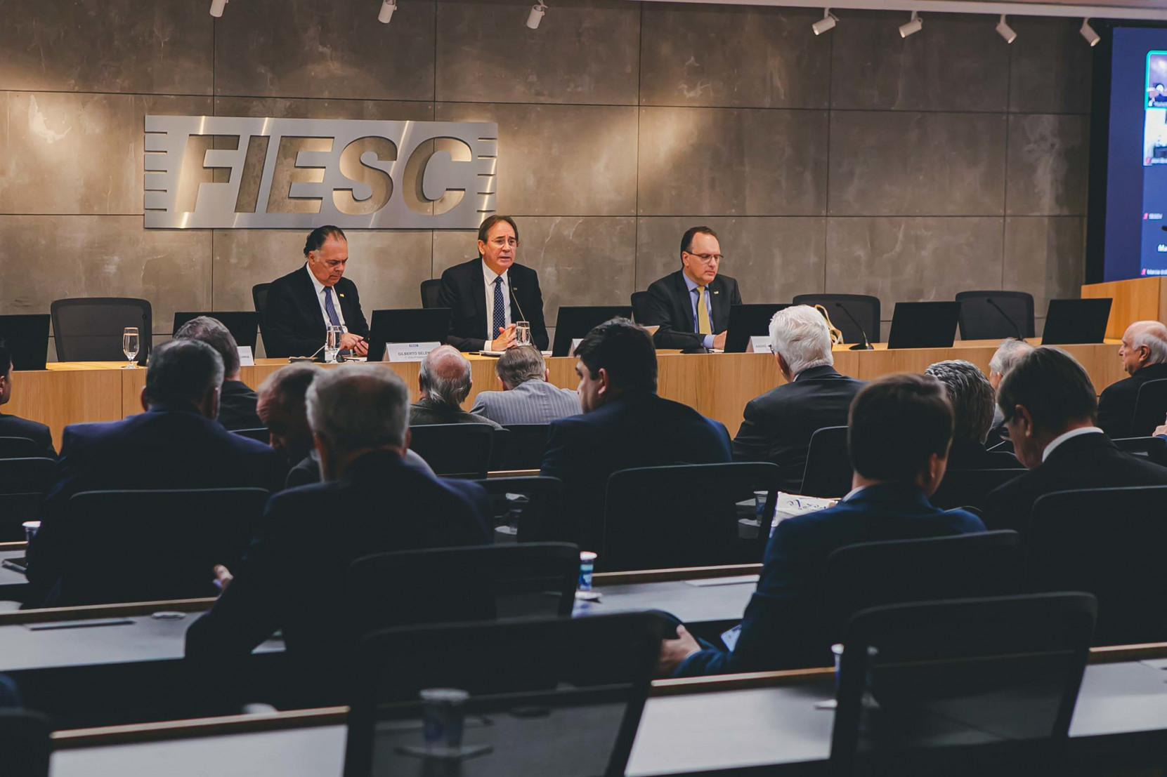 Em reunião de diretoria da FIESC, empresários demonstraram preocupação com o cenário de incerteza
