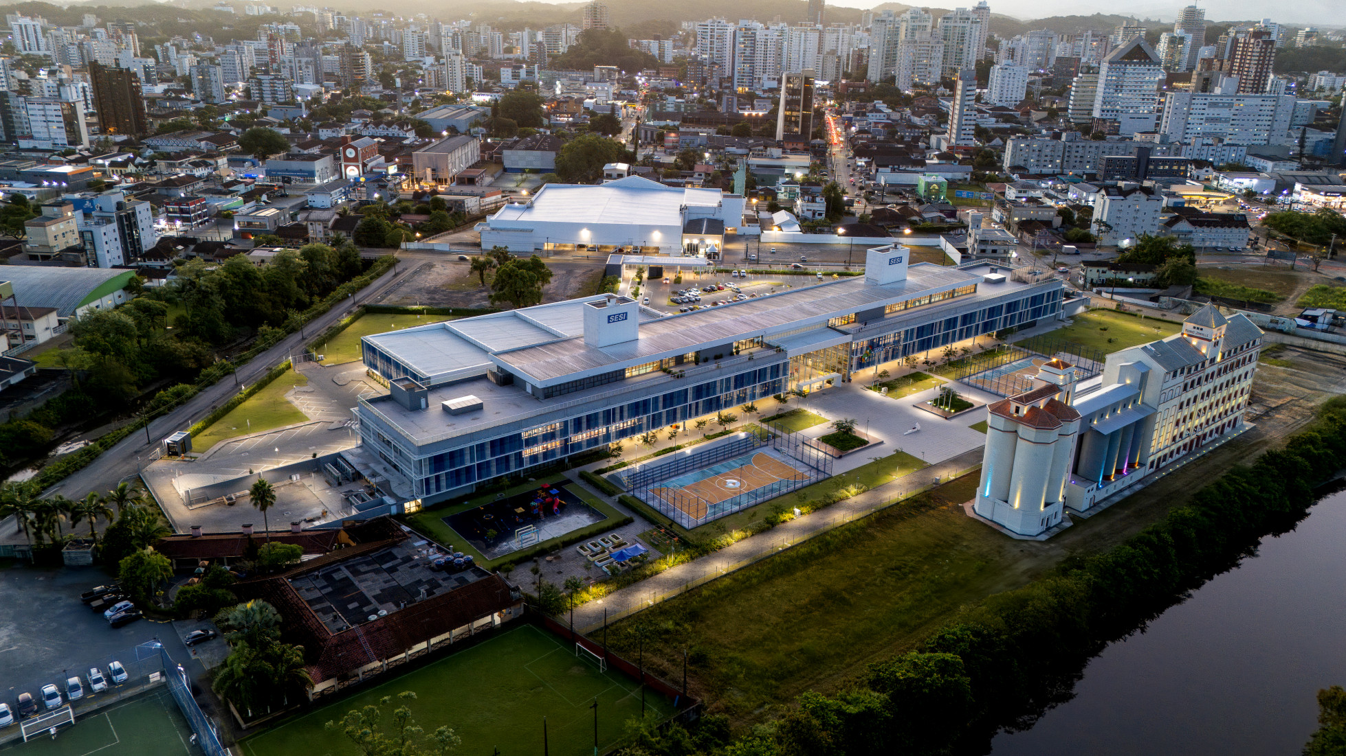 Escola SESI/SC obteve a maior nota entre todas as congêneres do país, segundo avaliação nacional da rede; na foto, Escola SESI em Joinville, a maior do país