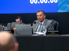Deputado Julio Garcia, presidente da Assembleia, durante a sessão em Mafra