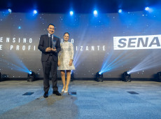 Fabrízio Pereira, diretor-regional do SENAI, recebe o troféu Top of Mind