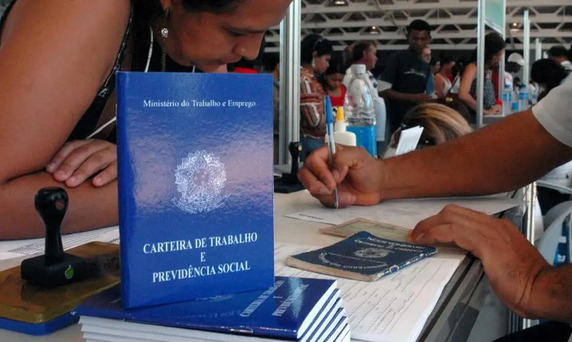 Número de pessoas em busca de emprego cai 21% no segundo trimestre