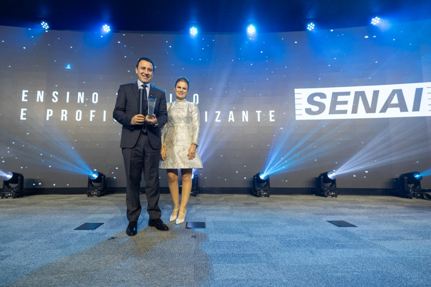 Fabrízio Pereira, diretor-regional do SENAI, recebe o troféu Top of Mind