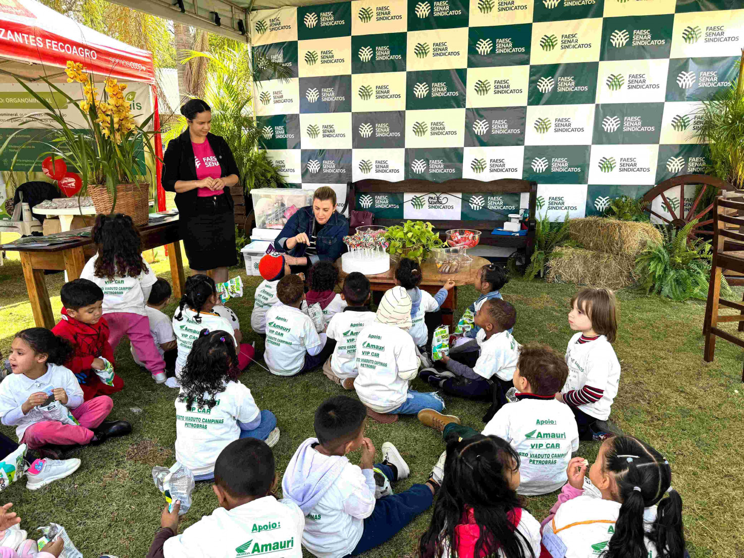 Foto 03 – Ao longo da programação, crianças participaram de atividades interativas que despertaram, de maneira lúdica e educativa, o interesse e o respeito pelo campo. 