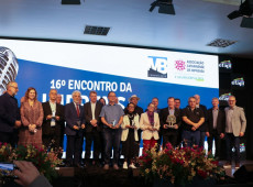 Homenageados receberam a honraria das mãos de destacadas personalidades, dentre elas o prefeito de Chapecó, João Rodrigues, que falou da grandiosidade da Efapi 2025