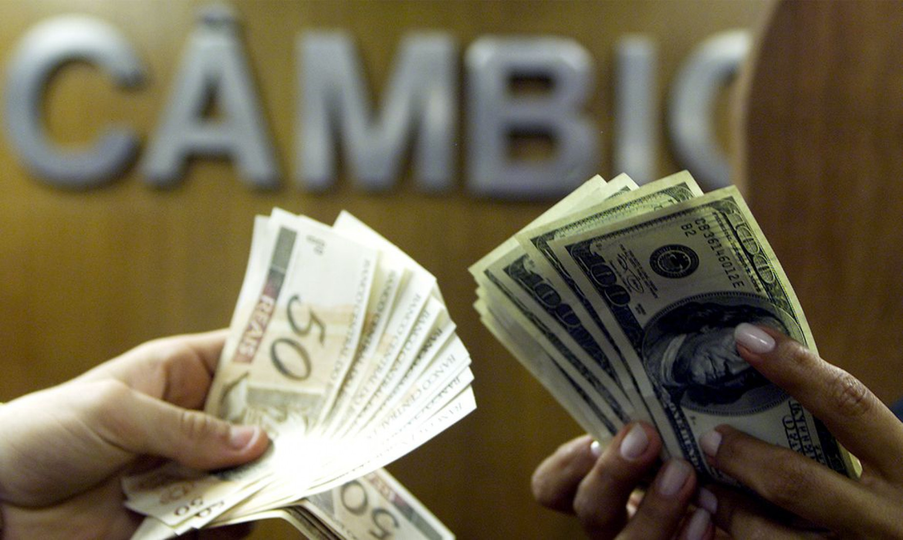 Dólar segue mercado internacional e sobe para R$ 5,43