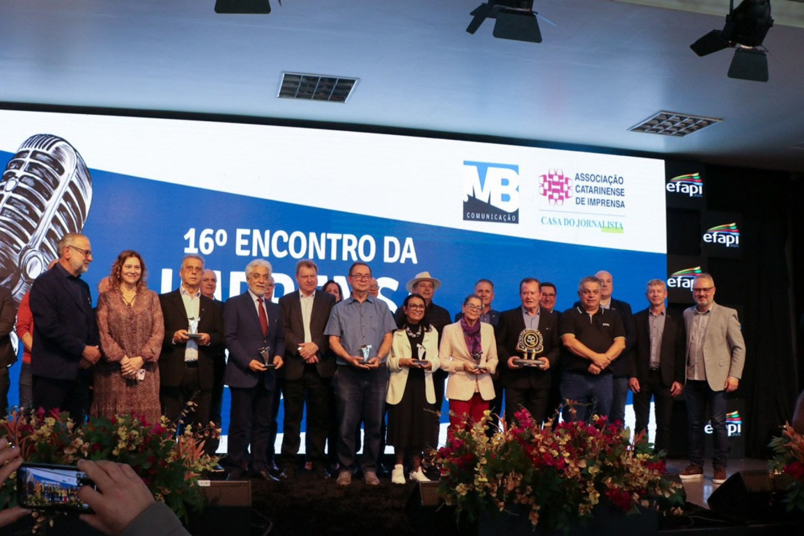 Homenageados receberam a honraria das mãos de destacadas personalidades, dentre elas o prefeito de Chapecó, João Rodrigues, que falou da grandiosidade da Efapi 2025