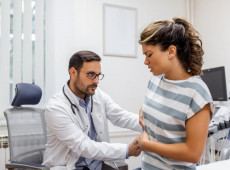 Dor abdominal pode indicar cálculo renal ou pedra na vesícula