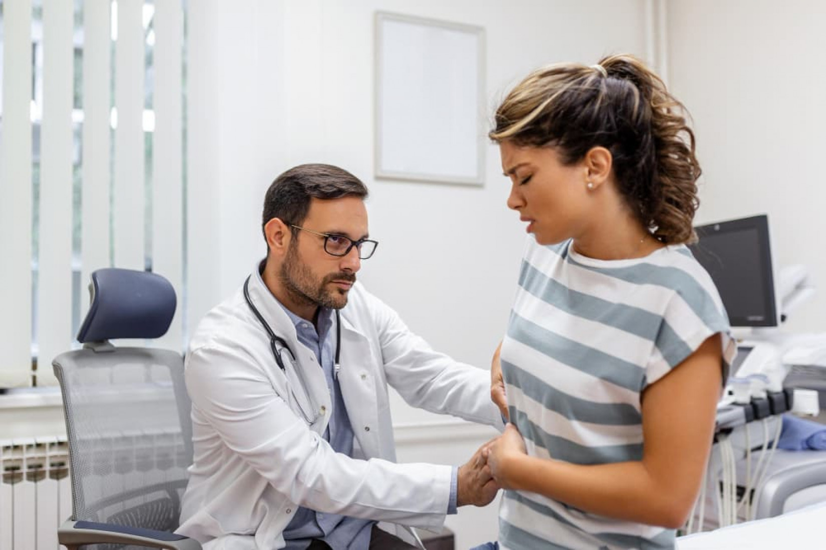 Dor abdominal pode indicar cálculo renal ou pedra na vesícula