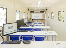 Interior da unidade móvel usada em cursos de construção civil