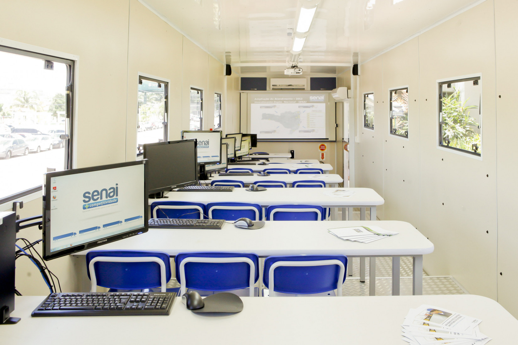 Interior da unidade móvel usada em cursos de construção civil