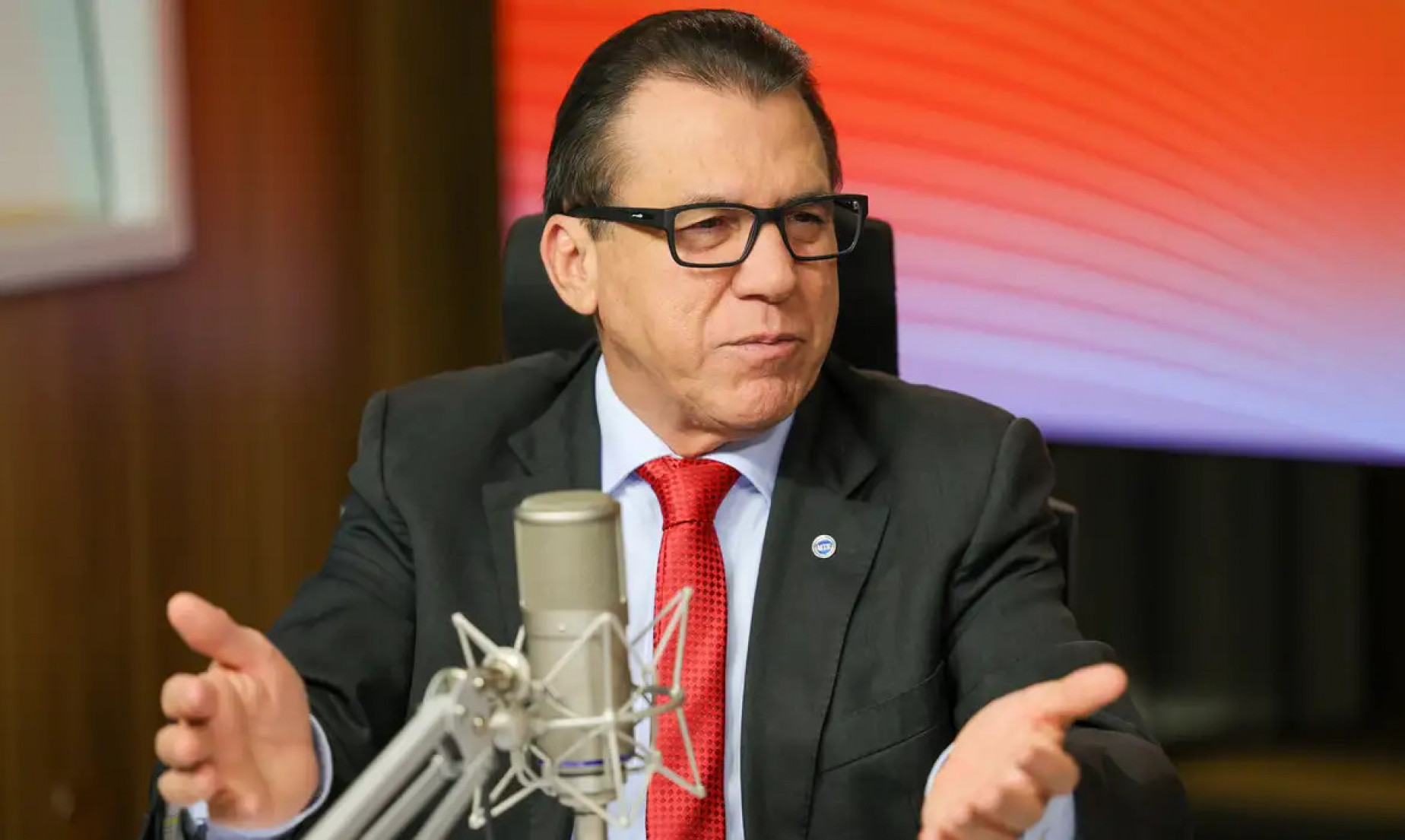 Ministro minimiza impacto do tarifaço no mercado de trabalho