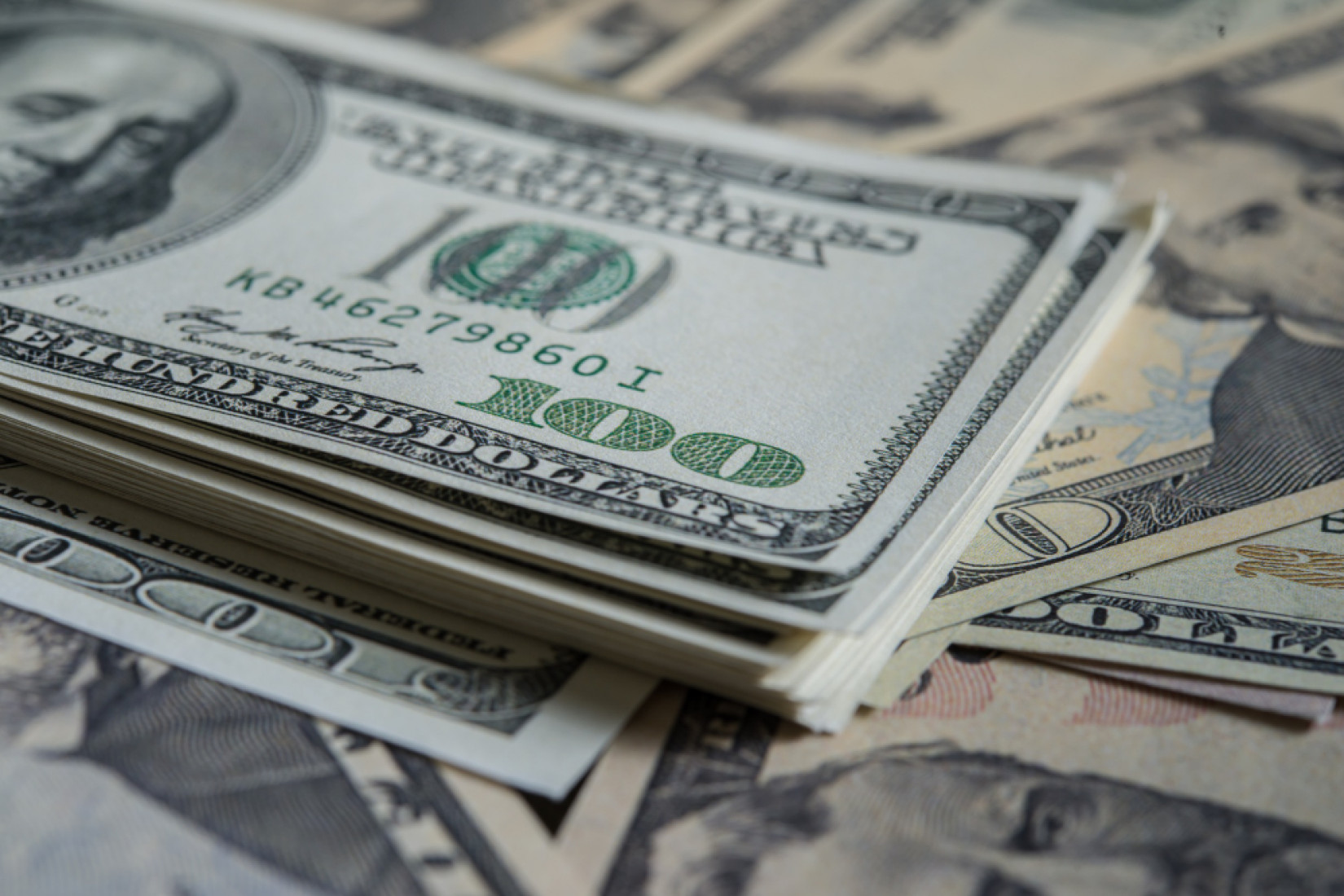 Dólar em queda abre chance para planejar viagens em 2025.