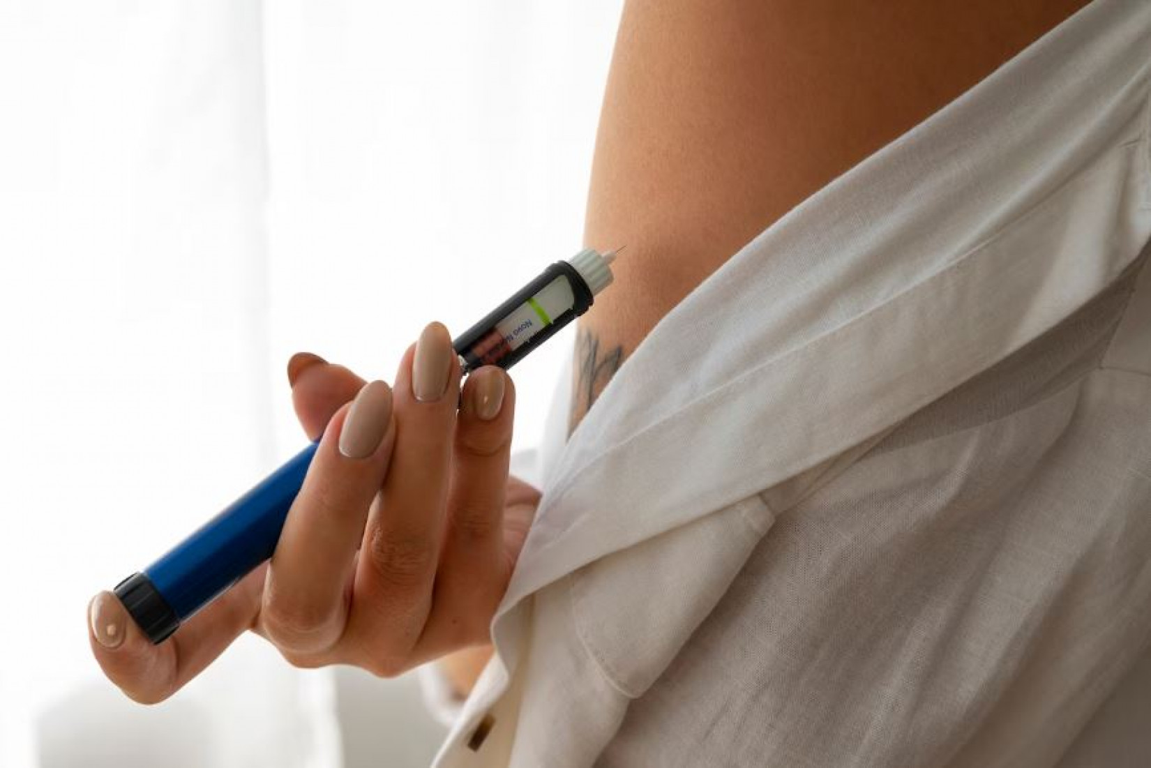 Sociedades médicas criticam decisão da Conitec de barrar canetas emagrecedoras no SUS, apontando elitização do tratamento da obesidade no Brasil.