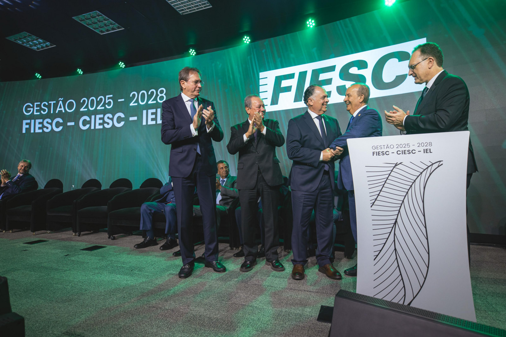 Gilberto Seleme e André Odebrecht assinam termo de posse. 