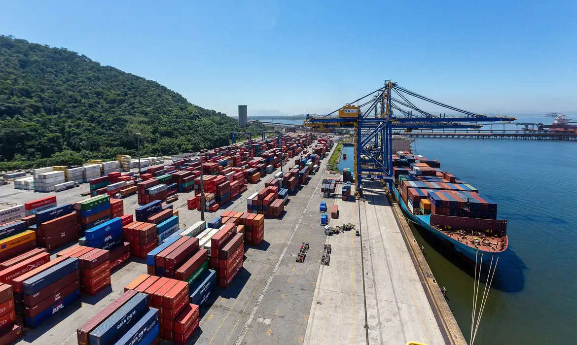 Gecex sobretaxa resinas plásticas dos Estados Unidos e do Canadá