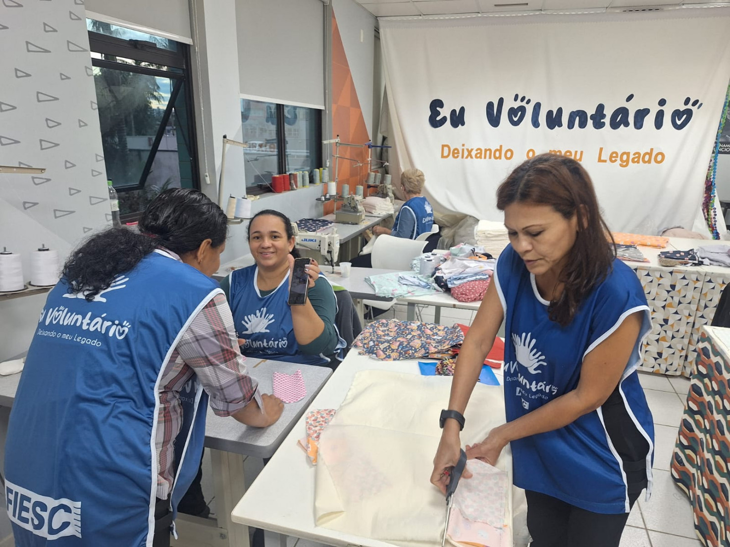 Em Joinville, grupo se reúne para produzir peças têxteis para doação