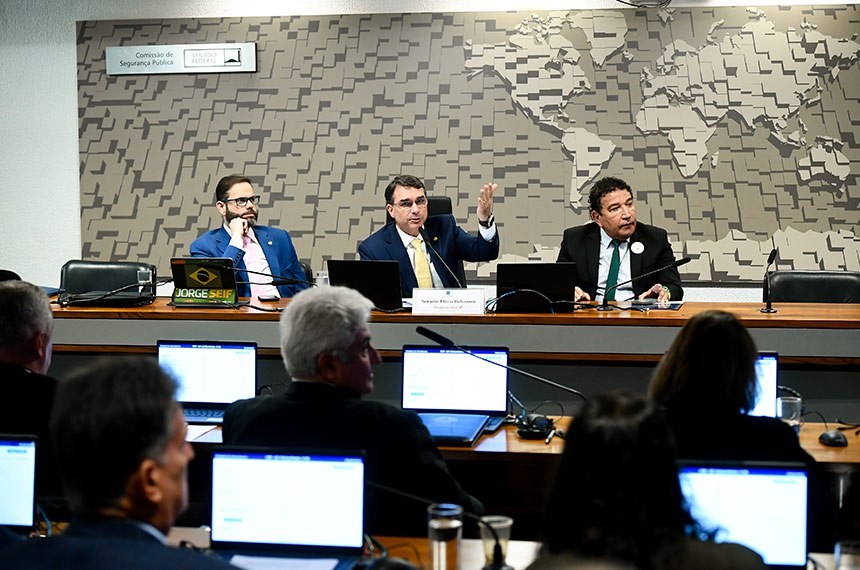 o presidente da Comissão de Segurança Pública (CSP), Flávio Bolsonaro (PL-RJ), anunciou que todas as informações apresentadas serão disponibilizadas