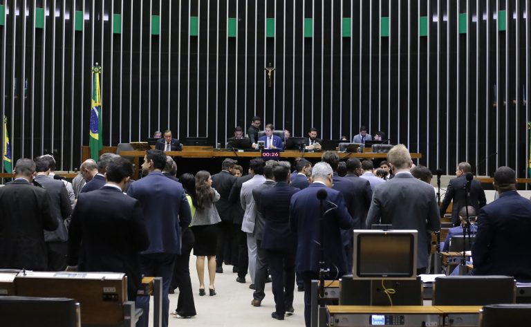 A partir da publicação da futura lei, a instituição financeira ou sociedade de arrendamento mercantil que realize desconto indevido de mensalidade terá de restituir o valor integral atualizado ao beneficiário