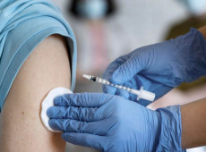 Autoridades russas afirmam que o imunizante com tecnologia de RNA mensageiro estaria "pronto para uso"