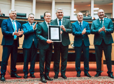 
Em nome da Alesc, deputado Antídio Lunelli entrega placa celebrativa a Arno Pandolfo, presidente da Fecoagro.
