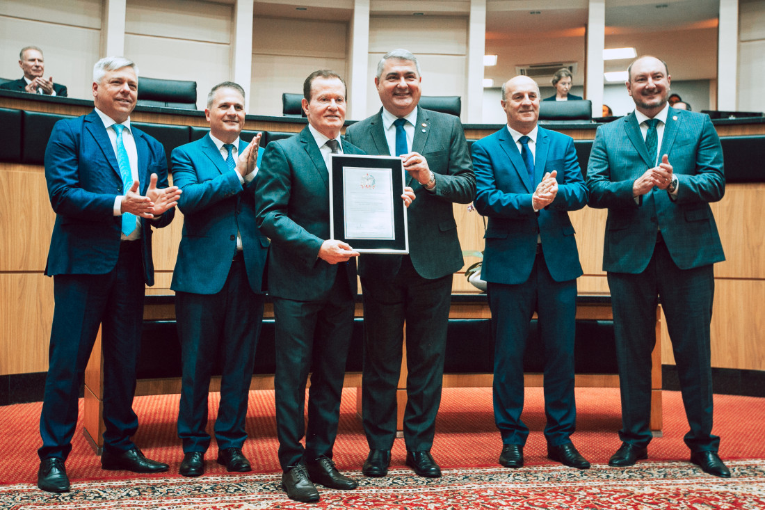 
Em nome da Alesc, deputado Antídio Lunelli entrega placa celebrativa a Arno Pandolfo, presidente da Fecoagro.
