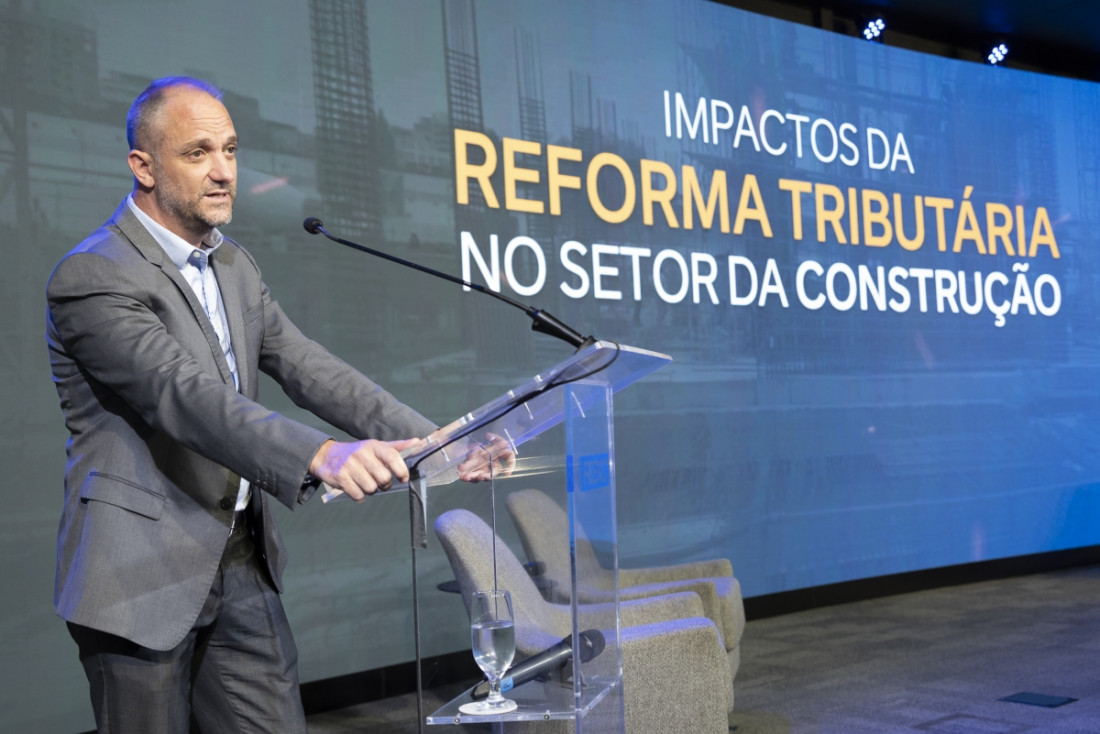  Em evento na FIESC, especialistas destacam que mudanças vão alterar modelos de negócio, reduzir necessidade de mão de obra e redefinir relações com fornecedores Planejamento tributário começa na concepção do projeto com a Reforma. (Foto: Fabricio de Almeida) Planejamento tributário começa na concepção do projeto com a Reforma. (Foto: Fabricio de Almeida)  Florianópolis, 10.09.25 - A Reforma Tributária vai provocar mudanças estruturais no setor da construção civil, com impactos para construtoras, incorporadoras e até na locação de imóveis. Essa é a avaliação dos especialistas que participaram do evento  "Impactos da Reforma Tributária no Setor da Construção", que ocorreu nesta quarta-feira (10) na Federação das Indústrias de Santa Catarina (FIESC).  O presidente da Câmara de Desenvolvimento da Construção Civil, Marcos Bellicanta, explica que o setor precisa se preparar para as grandes mudanças que a reforma e sua regulamentação vão trazer para o setor, que passa a ter uma estrutura mais complexa de tributação do que a atual. "Muda a lógica da cobrança, com a questão dos créditos tributários, que antes o segmento não utilizava. Os reflexos serão grandes e podem alterar inclusive a estrutura produtiva do setor", avalia.  Imagem bellicanta Reflexos da reforma Tributária serão imensos e mudam modelo de negócio, para Bellicanta
