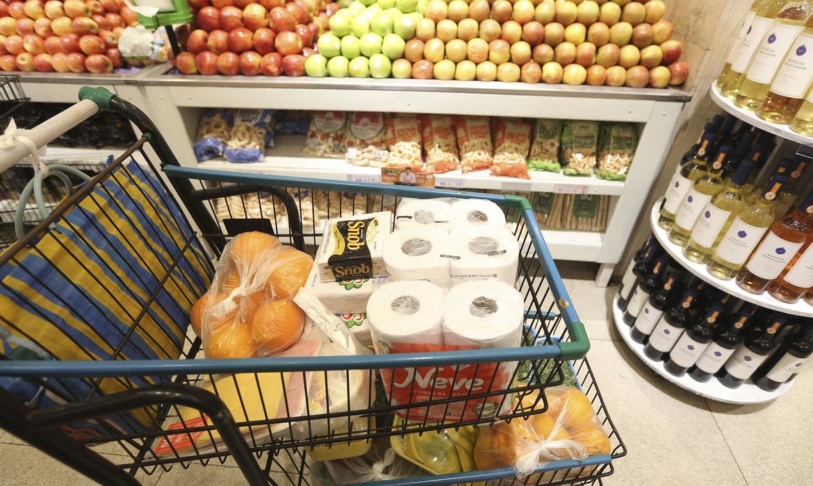 Vendas no comércio recuam 0,3% em julho e caem pelo quarto mês seguido
