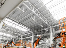 Produção industrial de SC cresce 5,3% em 12 meses, quase três vezes a média nacional. Setor de serviços também avança e mantém economia aquecida.