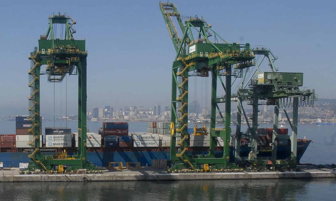 Portos movimentam em julho o maior volume de cargas da história
