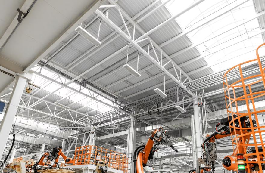 Produção industrial de SC cresce 5,3% em 12 meses, quase três vezes a média nacional. Setor de serviços também avança e mantém economia aquecida.