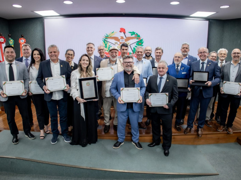 Homenageados em sessão solene na Alesc