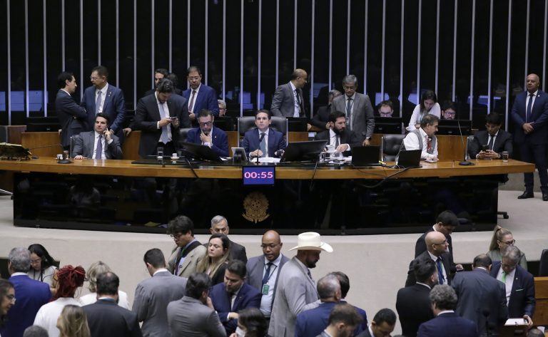 Foram 344 votos a favor e 133 contra o texto, em segundo turno.
