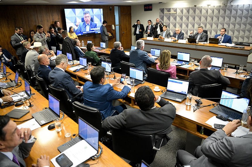 A votação dos requerimentos foi uma resposta da CPMI ao não comparecimento de Antônio Carlos Antunes, cujo depoimento estava marcado para segunda-feira (15). Ele foi dispensado pelo ministro do STF, André Mendonça, de comparecer