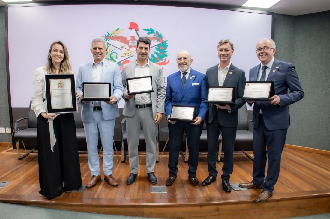 A atual presidente Juliana Débastiani e os ex-presidentes Raphael Dabdadb, Fábio Queiroz, Ezio Librizzi, Célio Salles e Luciano Bartolomeu na homenagem aos 30 anos da Abrasel SC