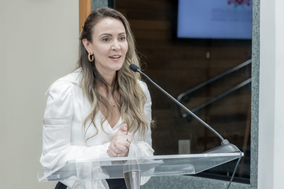 Presidente Juliana Débastiani em seu pronunciamento na Alesc