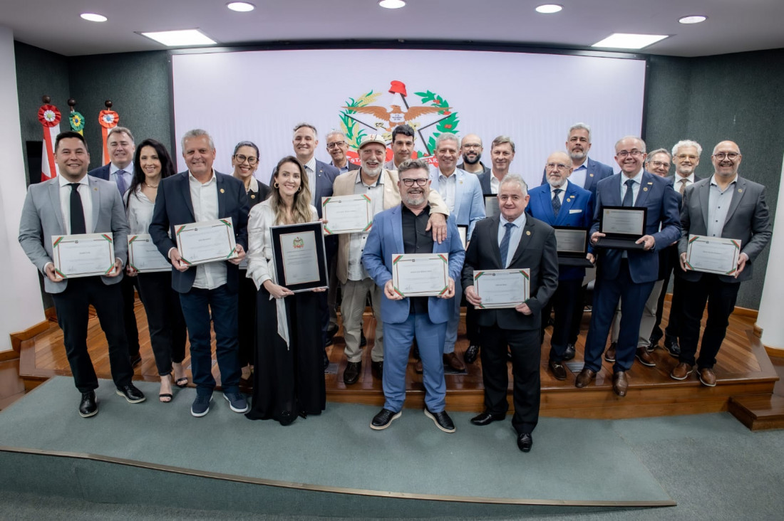Homenageados em sessão solene na Alesc
