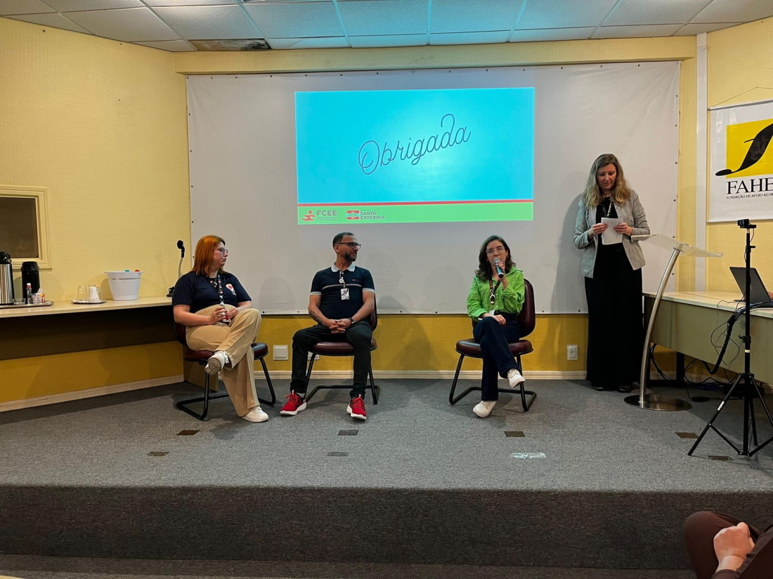 Durante o encontro, houve uma palestra da pedagoga Andrea Pedrinho, da Fundação Catarinense de Educação Especial (FCEE)