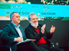 Deputado Padre Pedro (esq.), ao lado do presidente nacional da Conab, Edegar Pretto, no lançamento do Plano Safra 2025/2026 na Alesc.
