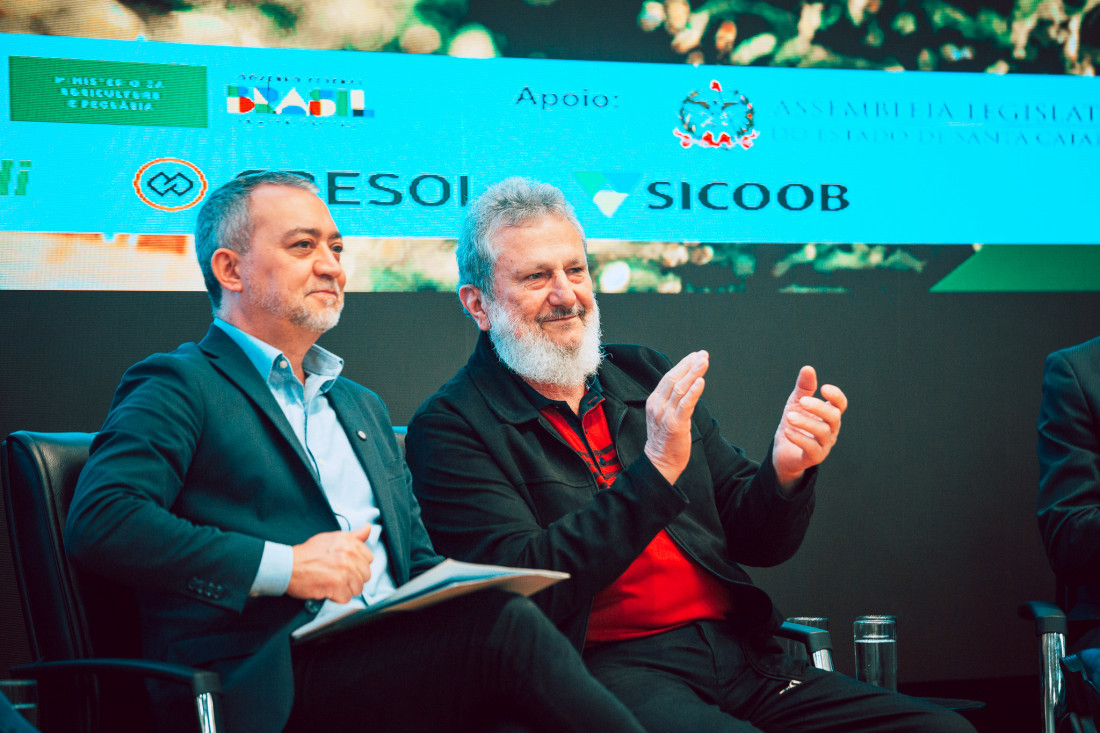 Deputado Padre Pedro (esq.), ao lado do presidente nacional da Conab, Edegar Pretto, no lançamento do Plano Safra 2025/2026 na Alesc.