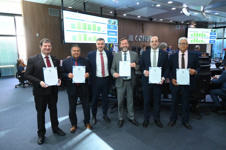Presidente do Confea, eng Vinícius Marchese junto à diretoria executiva da Mútua, diretor geral eng. Joel Krüger.