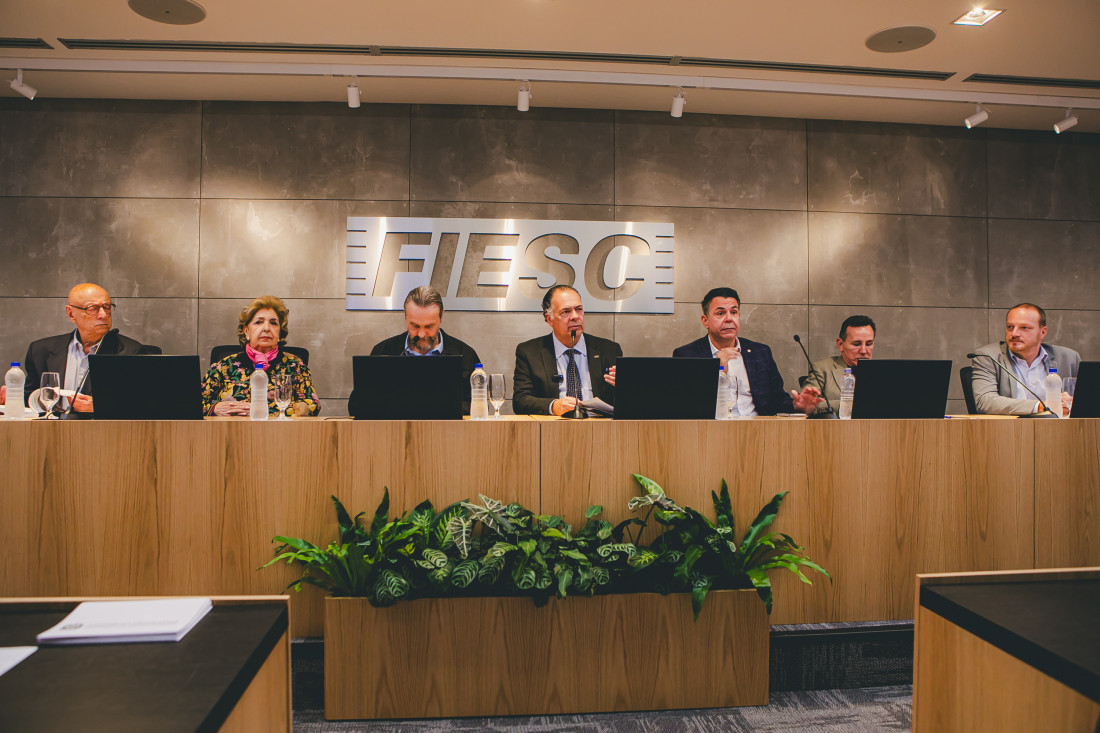 Fórum Parlamentar recebe documento com demandas do setor industrial em evento na FIESC.
