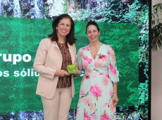 Fernanda Vanhoni, diretora financeira do Conselho, fez a entrega do Troféu Onda Verde a Nugali, Grupo Nexxees e Lunelli