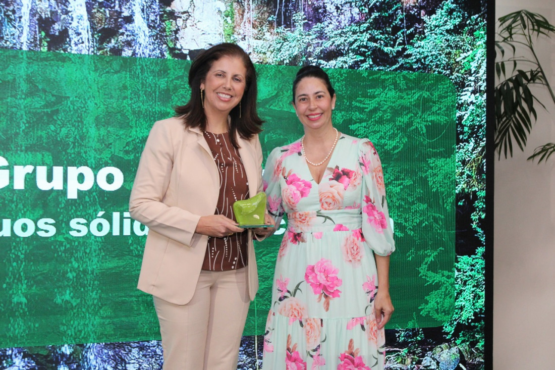 Fernanda Vanhoni, diretora financeira do Conselho, fez a entrega do Troféu Onda Verde a Nugali, Grupo Nexxees e Lunelli