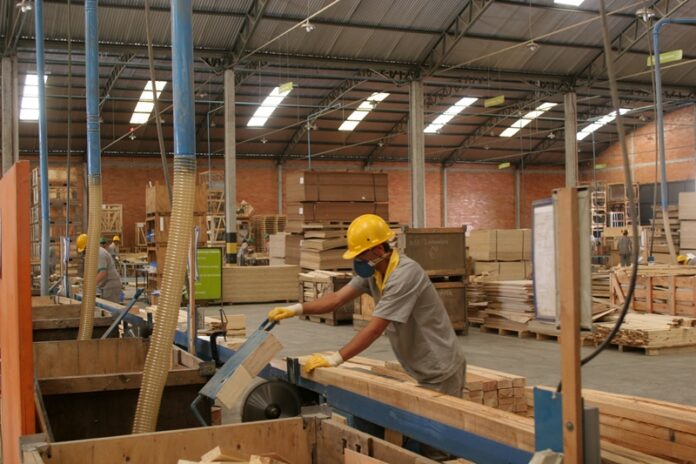 as indústrias de móveis e madeira tiveram saldo negativo de 1.236 postos de trabalho no mês.
