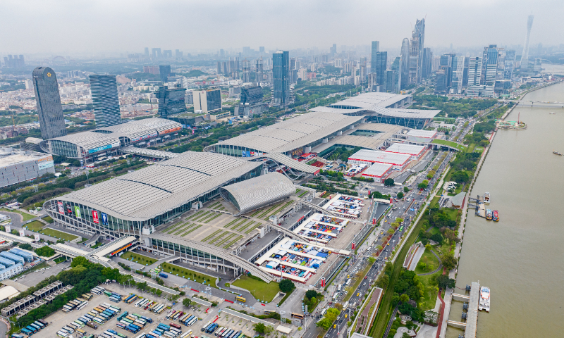 A Canton Fair, considerada a maior feira multissetorial do mundo e uma área de 1,66 milhão de metros quadrados, reúne diretamente os fabricantes.