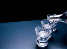 Mortes por bebidas adulteradas com metanol ligam alerta no Brasil